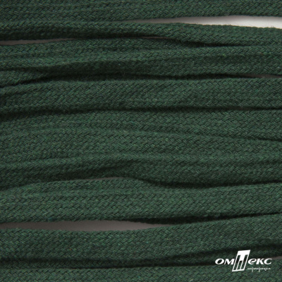 Шнур плетеный d-8 мм плоский, 70% хлопок 30% полиэстер, уп.85+/-1 м, цв.1016-т.зеленый - купить в Братске. Цена: 742.50 руб.